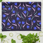 Spring Floral Pattern on Dark Blue Background Geschirrtuch (Gefaltet)