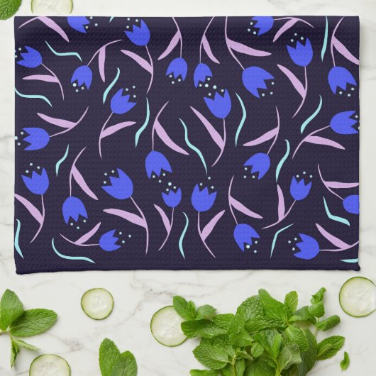 Spring Floral Pattern on Dark Blue Background Geschirrtuch (Gefaltet)