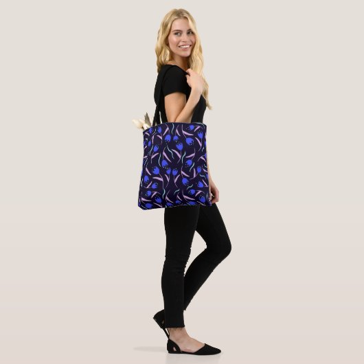 Spring Floral Pattern on Dark Blue Background Tasche (Am Model)