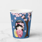 Spring Kokeshi Doll - Niedlich Geisha Girl on Blue Pappbecher (Rückseite)