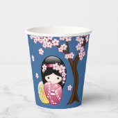 Spring Kokeshi Doll - Niedlich Geisha Girl on Blue Pappbecher (Vorderseite)
