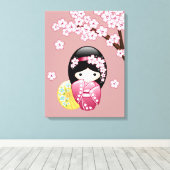 Spring Kokeshi Doll - Niedliches japanisches Geish Leinwanddruck (Insitu (Holzboden))