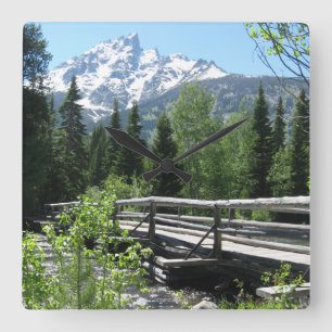 Spring Snow on Grand Tetons with Bridge over River Quadratische Wanduhr