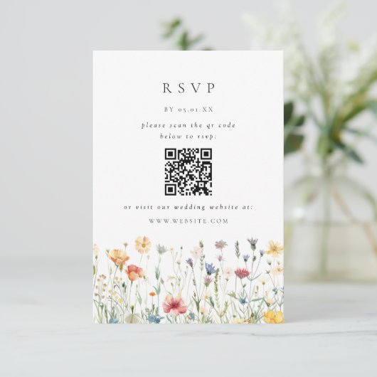 Spring Wildflower QR Code Wedding RSVP Card (Stehend Vorderseite)