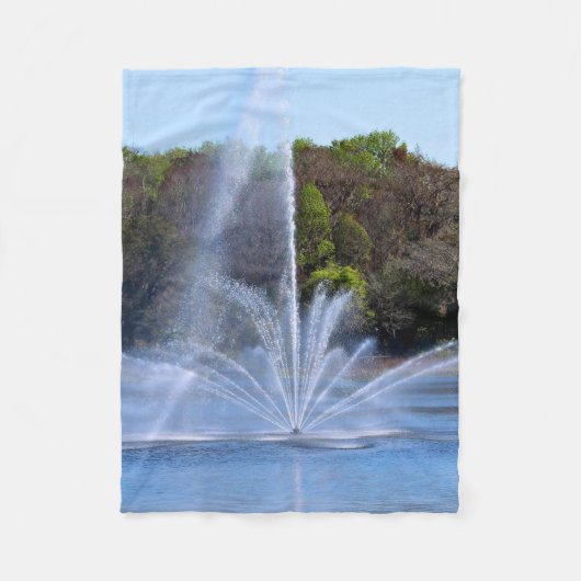 Springbrunnen an einem Teich Fleecedecke (Vorderseite)
