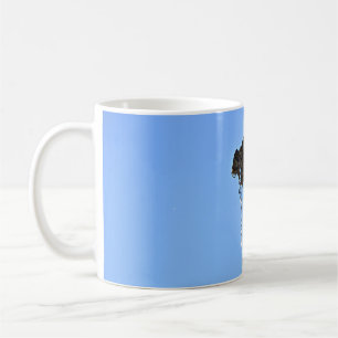 Springbrunnen gegen den blauen Himmel Kaffeetasse