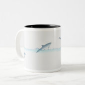 Springen des Delphins Zweifarbige Tasse (Vorderseite Links)