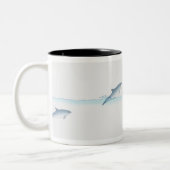Springen des Delphins Zweifarbige Tasse (Links)