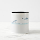 Springen des Delphins Zweifarbige Tasse (Mittel)