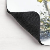 Springen des Forellenbarschs Mousepad (Ecke)