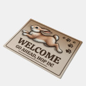 Springen Kaninchen für einen herzlichen Empfang, s Fußmatte (Schrägansicht)