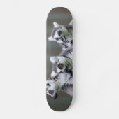SPRINGEN VON VON LEMURS SKATEBOARD (Vorderseite)