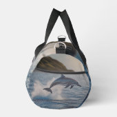 Springender Delfin: Ein Freudentanz im Ozean Duffle Bag (Rechts)