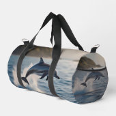 Springender Delfin: Ein Freudentanz im Ozean Duffle Bag (Rechte Ecke)