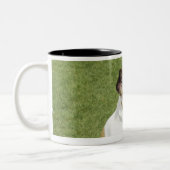 Springender Jackrussell-Terrier, erhöhte Ansicht Zweifarbige Tasse (Links)