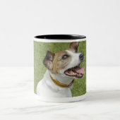Springender Jackrussell-Terrier, erhöhte Ansicht Zweifarbige Tasse (Mittel)