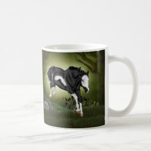 Springender schwarzer und weißer Overo-Pinto-Hengs Kaffeetasse