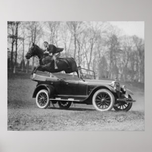 Springendes Pferd über Auto, 1923. Vintage-Foto Poster