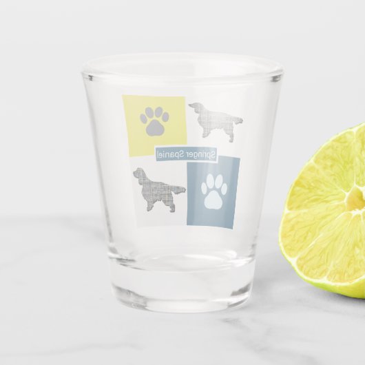 Springer Spaniel Dog Silhouette & Paw Y&B Grid Schnapsglas (Rückseite)