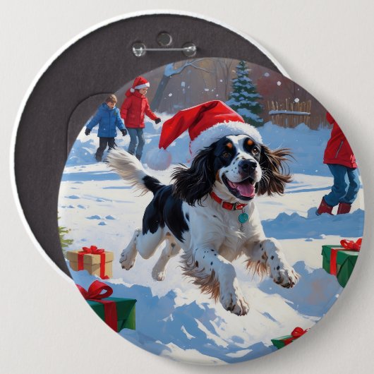 Springer Spaniel läuft durch Schnee mit Weihnachts Button (Vorne & Hinten)