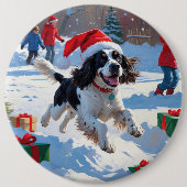 Springer Spaniel läuft durch Schnee mit Weihnachts Button (Vorderseite)
