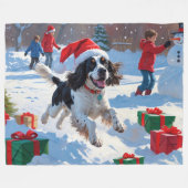 Springer Spaniel Running Snow mit Weihnachtshut Fleecedecke (Vorderseite (Horizontal))