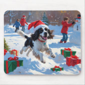 Springer Spaniel Running Snow mit Weihnachtshut Mousepad (Vorne)