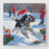 Springer Spaniel Running Snow mit Weihnachtshut Quadratische Wanduhr (Vorderseite)