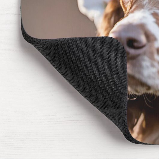 Springer Spaniel trägt eine Duschhaube Mousepad (Ecke)