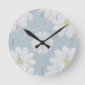 Springtime Daisies Blue Modern Floral Daisy Clock Runde Wanduhr (Vorderseite)