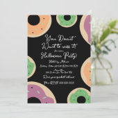 Sprinkle Donut Halloween-Party Script Einladung (Stehend Vorderseite)