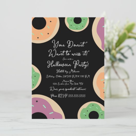 Sprinkle Donut Halloween-Party Script Einladung (Stehend Vorderseite)