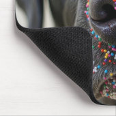 Sprinklen auf einer schwarzen Labrador-Retriever-N Mousepad (Ecke)