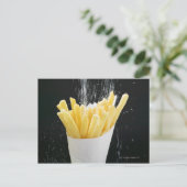Sprinklensalz auf Pommes frites in Papierzapfen Postkarte (Stehend Vorderseite)
