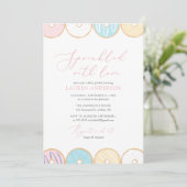 Sprinkler mit Liebe Donut Baby Sprinkle Einladung (Stehend Vorderseite)