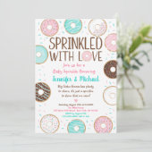 Sprinkler mit Liebe Donut Baby Sprinkle Einladung (Stehend Vorderseite)