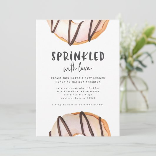 Sprinkler mit Liebe Donut Babydusche Ankündigung (Stehend Vorderseite)
