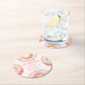 Sprinkler mit Liebe-Rosa-Donut-Babydusche Runder Pappuntersetzer (Vor Ort)