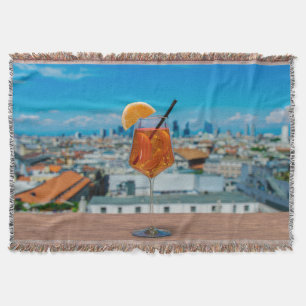 Spritz Cocktail auf einem Tisch mit Blick auf Mail Decke