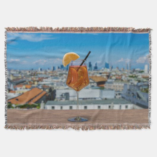 Spritz Cocktail auf einem Tisch mit Blick auf Mail Decke (Vorderseite)