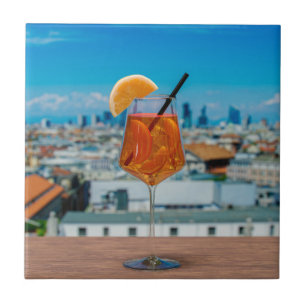 Spritz Cocktail auf einem Tisch mit Blick auf Mail Fliese