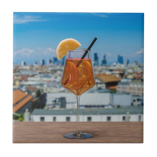 Spritz Cocktail auf einem Tisch mit Blick auf Mail Fliese (Vorderseite)
