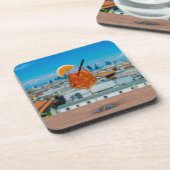 Spritz Cocktail auf einem Tisch mit Blick auf Mail Getränkeuntersetzer (Linke Seite)