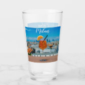 Spritz Cocktail auf einem Tisch mit Blick auf Mail Glas (Rückseite)