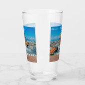 Spritz Cocktail auf einem Tisch mit Blick auf Mail Glas (Links)