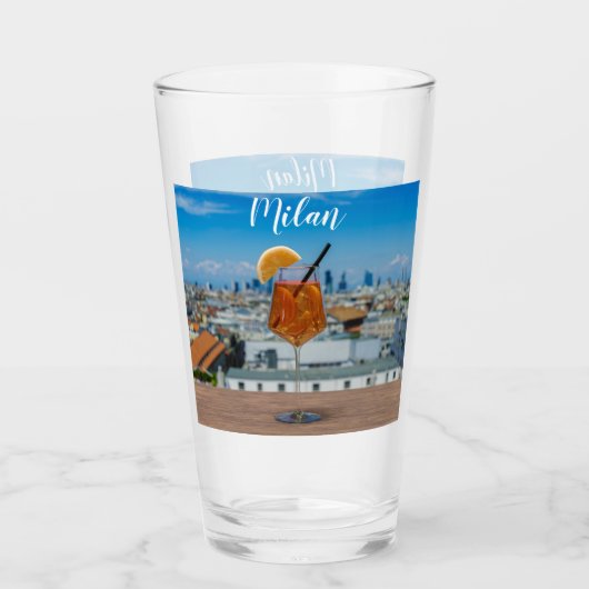 Spritz Cocktail auf einem Tisch mit Blick auf Mail Glas (Vorderseite)