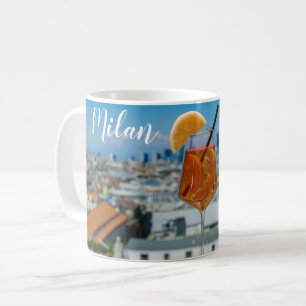 Spritz Cocktail auf einem Tisch mit Blick auf Mail Kaffeetasse