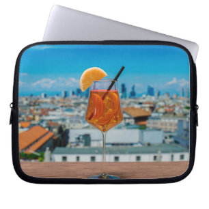 Spritz Cocktail auf einem Tisch mit Blick auf Mail Laptopschutzhülle