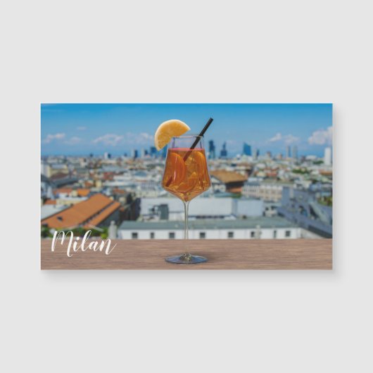 Spritz Cocktail auf einem Tisch mit Blick auf Mail Magnetkarte (Vorderseite)