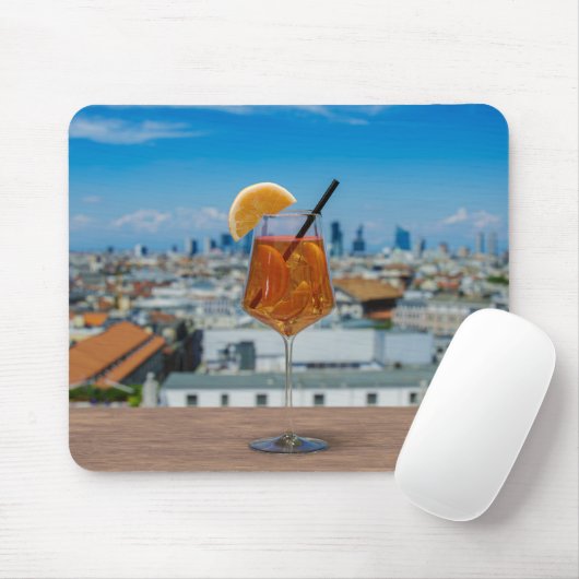 Spritz Cocktail auf einem Tisch mit Blick auf Mail Mousepad (Mit Mouse)
